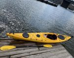 Жовтий каяк SeaBird Expedition Åfjord Pro лежить на пірсі