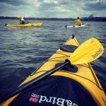 Вид від першої особи з жовтого каяка SeaBird Expedition Åfjord Pro на воді