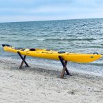Жовтий каяк SeaBird Expedition HV на пляжі біля моря