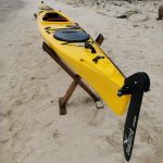 Задня частина жовтого каяка SeaBird Expedition HV з кермом