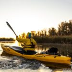 Гребець у каяку SeaBird Ranchero з собакою, вид ззаду