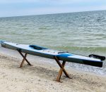 Повний вигляд гоночного каяка SeaBird Sport 600 на тлі моря