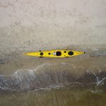 Каяк SeaBird North Sea на березі, омиваний хвилею, знятий дроном
